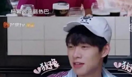 杨幂魏大勋吃瓜爆料,甜蜜同框引网友热议